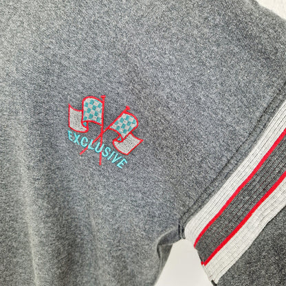 Einzigartiger und nachhaltiger Vintage Sweater in grau mit Fahnen. Unique and sustainable vintage sweater in grey with flags. Close-up.