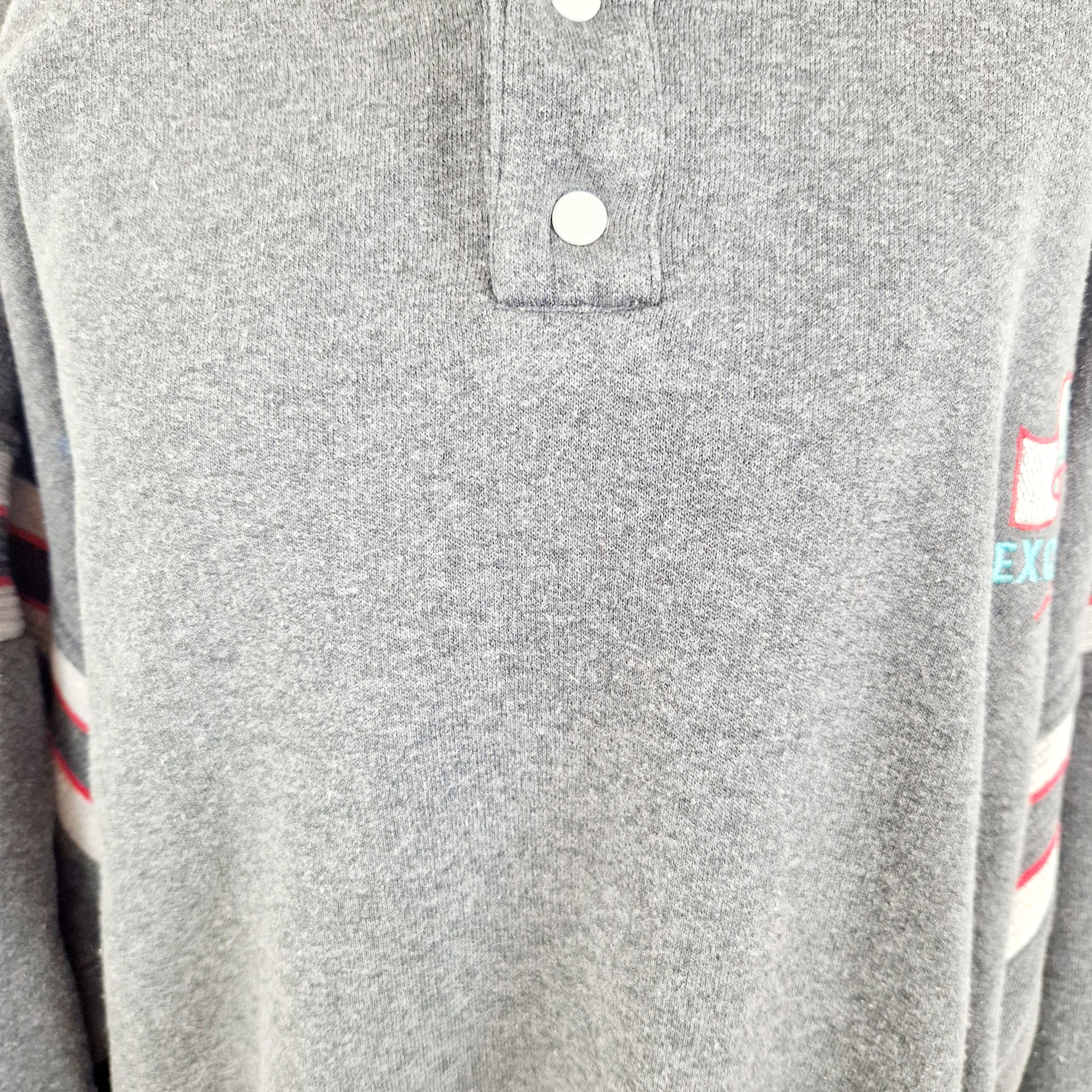 Einzigartiger und nachhaltiger Vintage Sweater in grau mit Fahnen. Unique and sustainable vintage sweater in grey with flags.  Close-up 2.