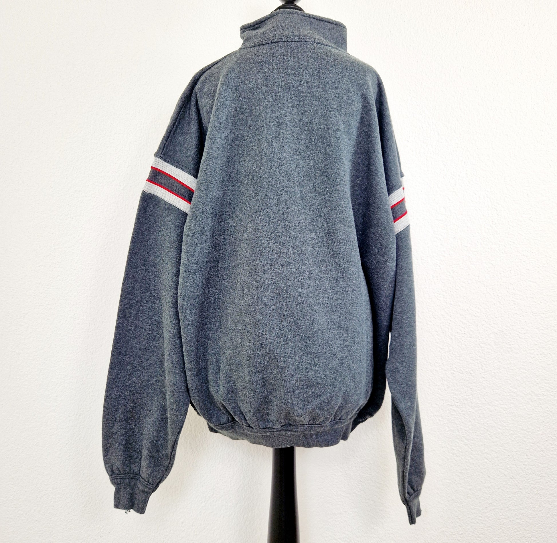 Einzigartiger und nachhaltiger Vintage Sweater in grau mit Fahnen. Unique and sustainable vintage sweater in grey with flags. Back.