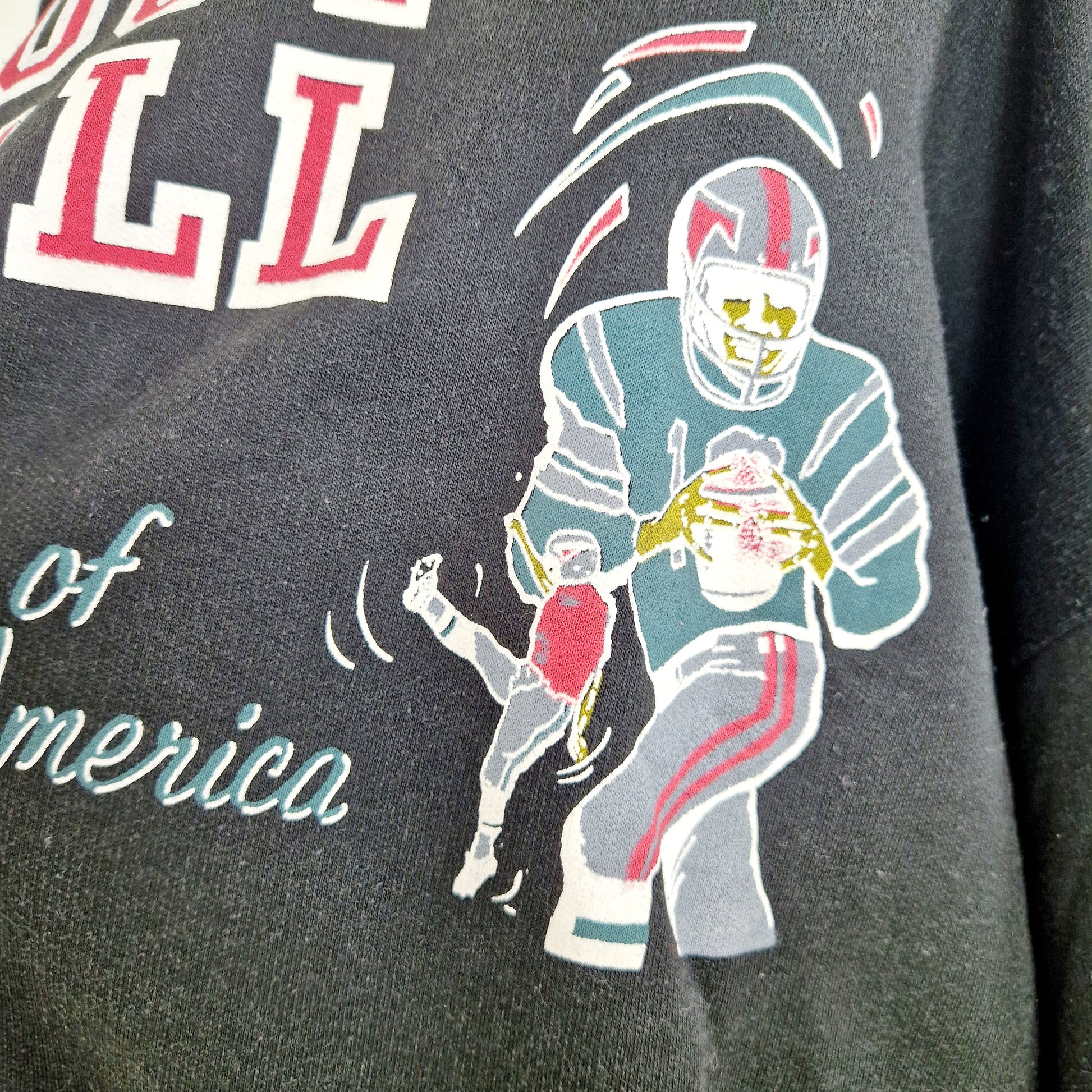 Einzigartiger und nachhaltiger Vintage Sweater, Football. Unique and sustainable vintage sweater, Football. Close-up 2.