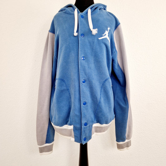 Einzigartiger und nachhaltiger Vintage Hoodie Cardigan von Nike. Unique and sustainable vintage hoodie cardigan from Nike. Front.