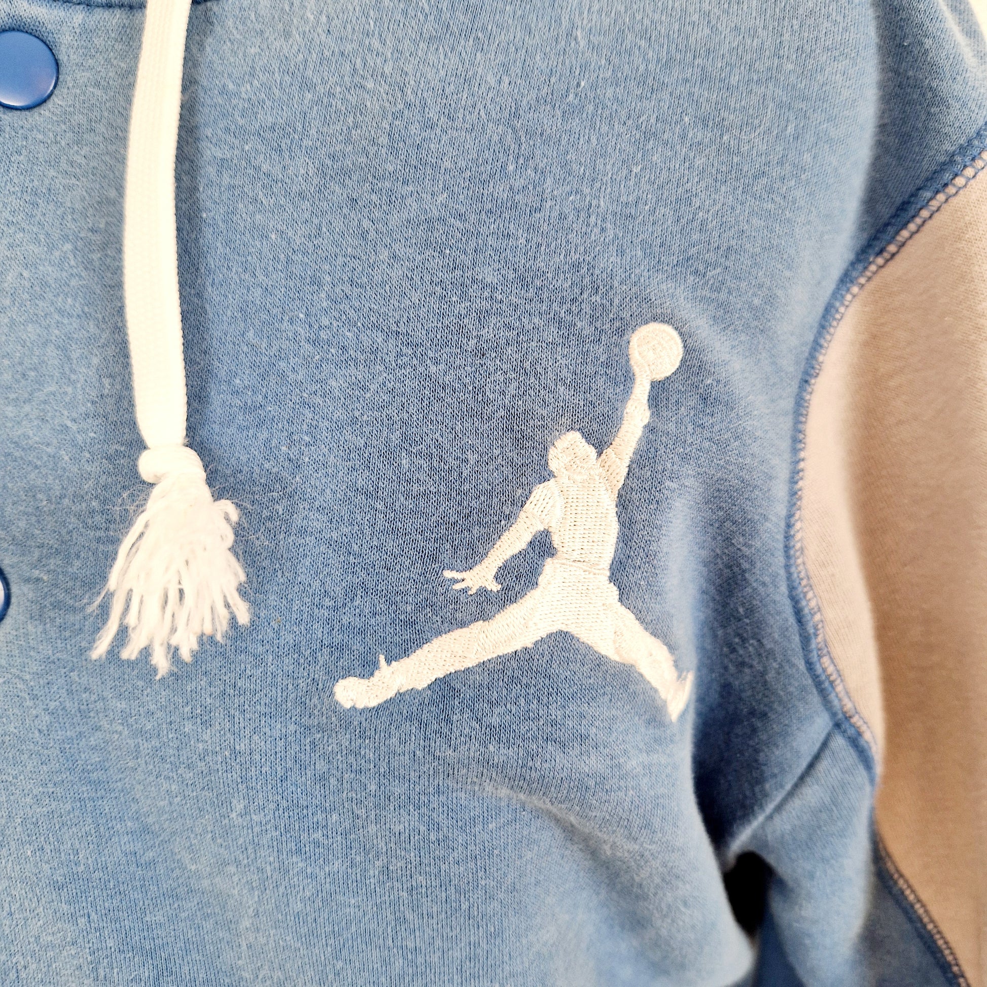Einzigartiger und nachhaltiger Vintage Hoodie Cardigan von Nike. Unique and sustainable vintage hoodie cardigan from Nike. Close-up.