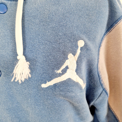 Einzigartiger und nachhaltiger Vintage Hoodie Cardigan von Nike. Unique and sustainable vintage hoodie cardigan from Nike. Close-up.