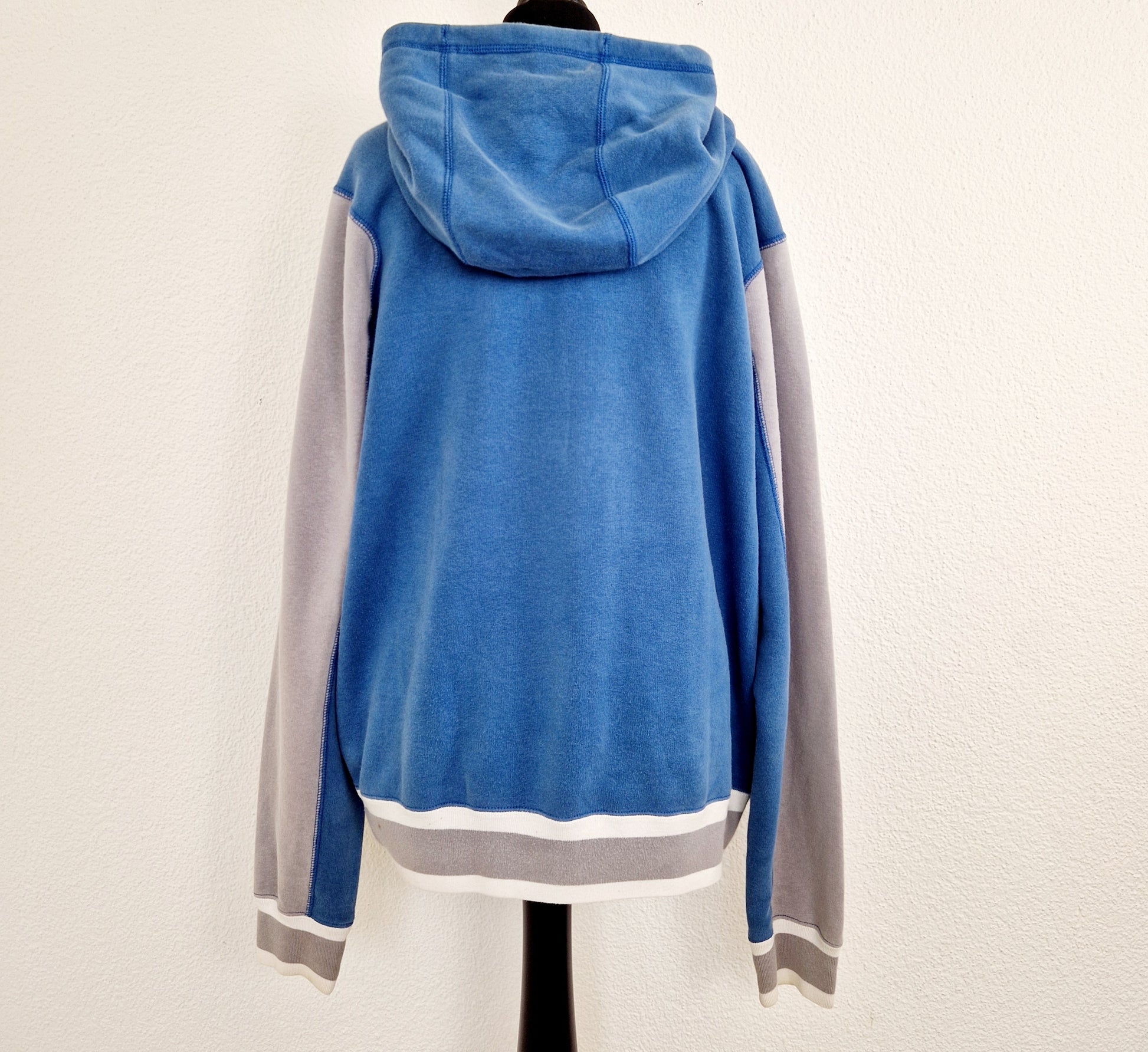 Einzigartiger und nachhaltiger Vintage Hoodie Cardigan von Nike. Unique and sustainable vintage hoodie cardigan from Nike. Back.