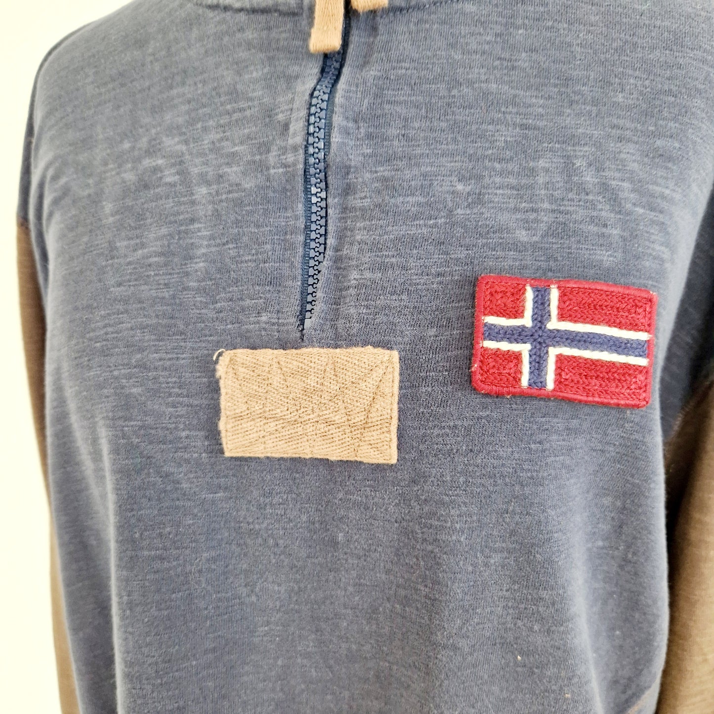 Einzigartiger und nachhaltiger Vintage Sweater Napapijri. Unique and sustainable Sweater Napapijri. Close-up.