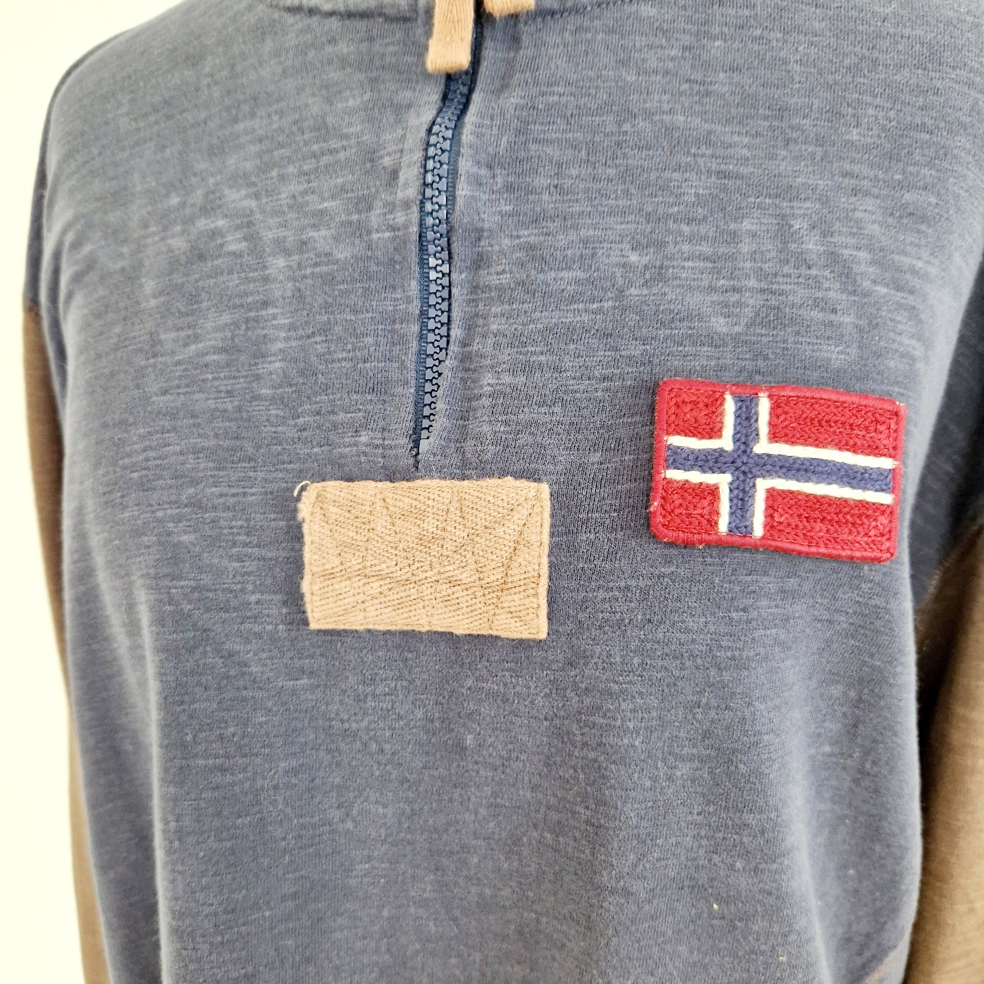 Einzigartiger und nachhaltiger Vintage Sweater Napapijri. Unique and sustainable Sweater Napapijri. Close-up.