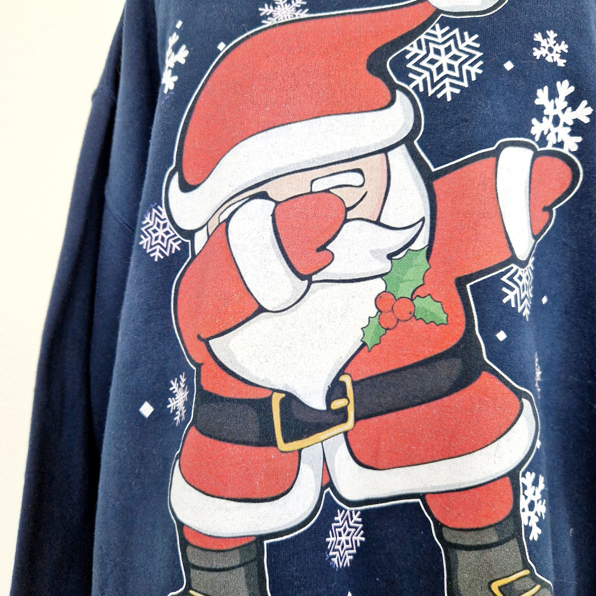 Einzigartiger und nachhaltiger Vintage Sweater mit Weihnachtsmann. Unique and sustainable vintage sweater with santa. Close-up.