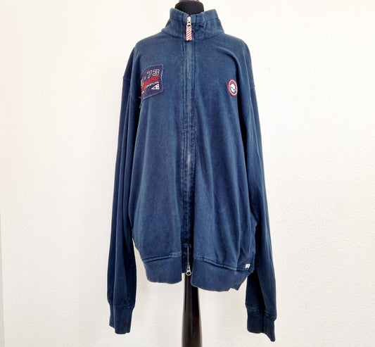 Einzigartiger und nachhaltiger Vintage Sweater Cardigan in blau von Timberland. Unique and sustainable vintage sweater cardigan in blue from Timberland. Front.