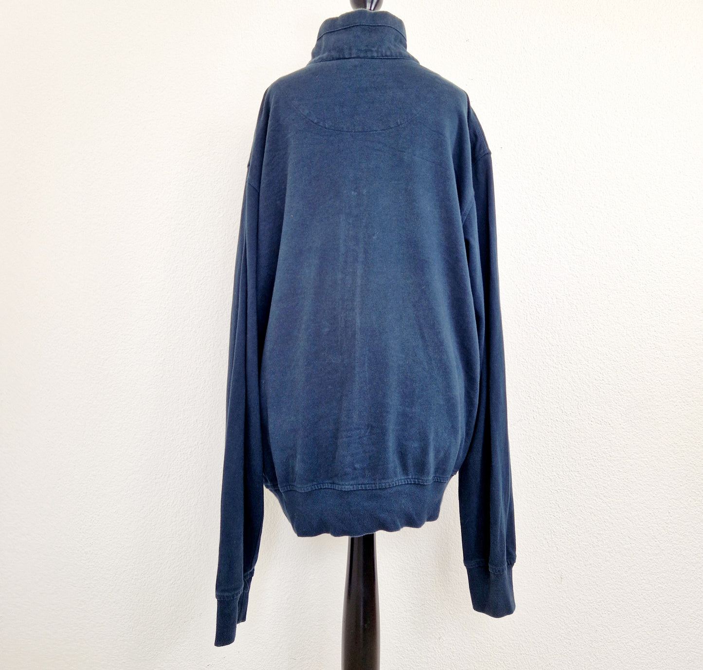 Einzigartiger und nachhaltiger Vintage Sweater Cardigan in blau von Timberland. Unique and sustainable vintage sweater cardigan in blue from Timberland. Back.