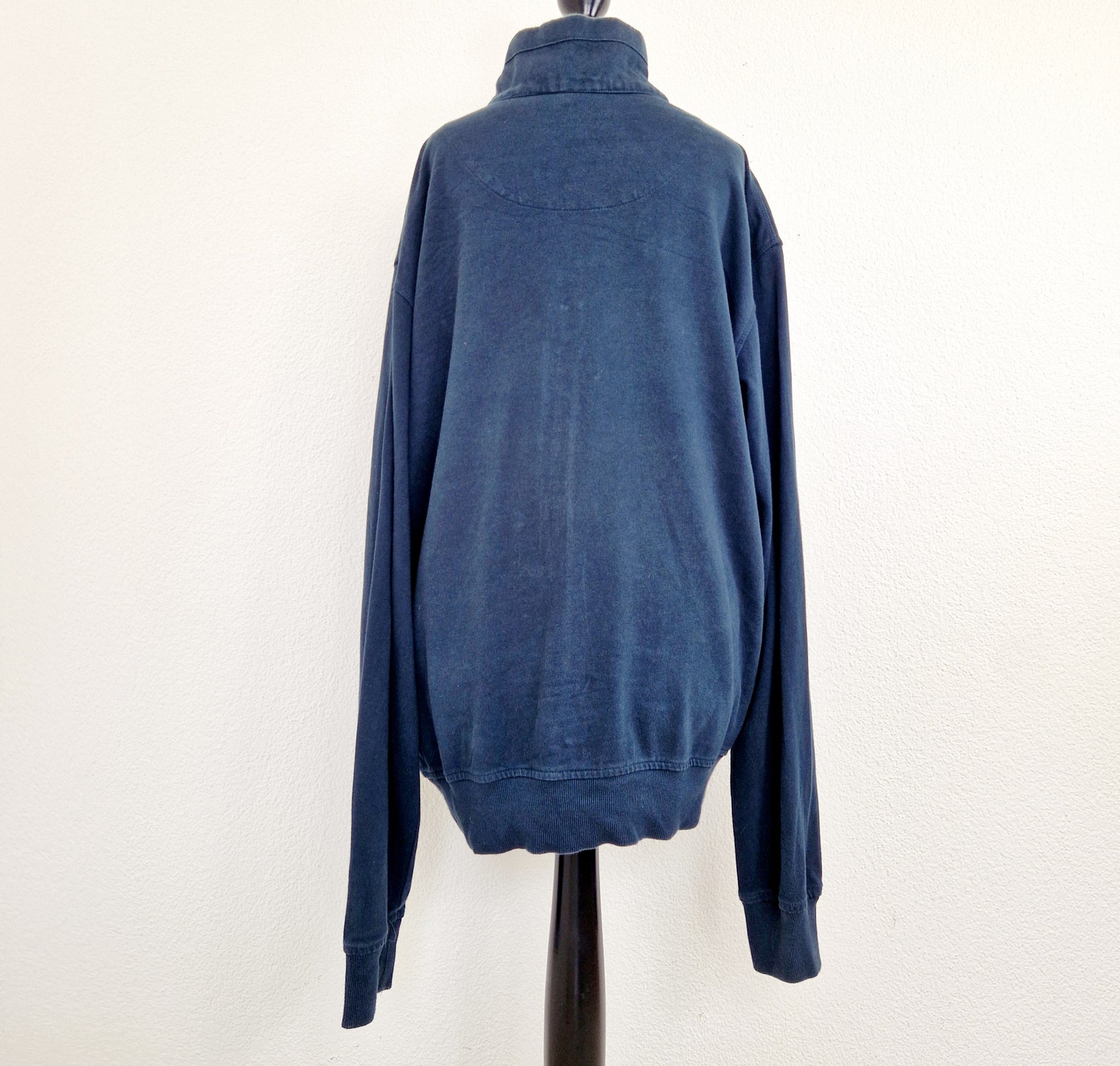 Einzigartiger und nachhaltiger Vintage Sweater Cardigan in blau von Timberland. Unique and sustainable vintage sweater cardigan in blue from Timberland. Back.