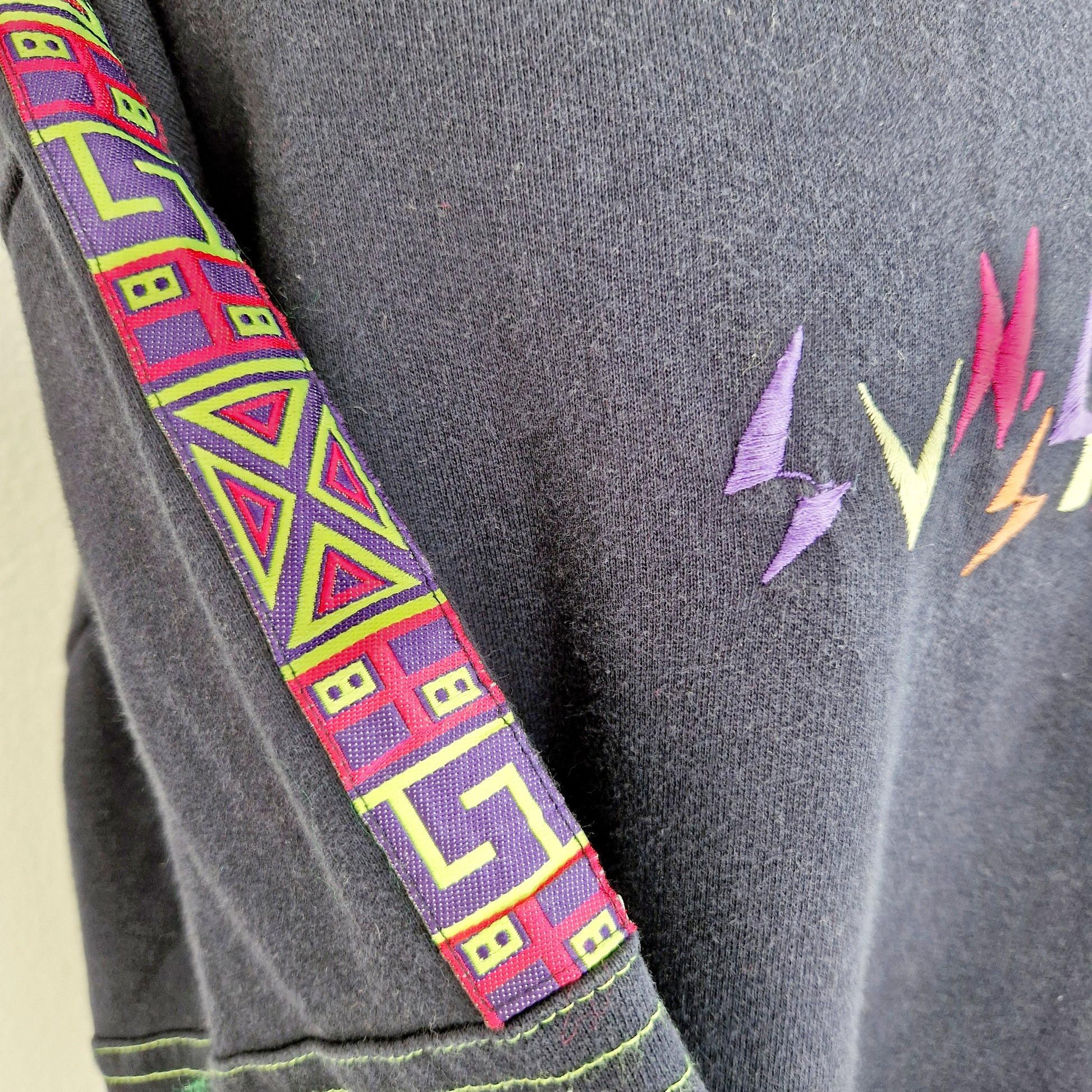 Einzigartiges und nachhaltiges Vintage Sweatshirt, Sun's Life. Unique and sustainable vintage sweatshirt, Sun's Life. Close-up 2.