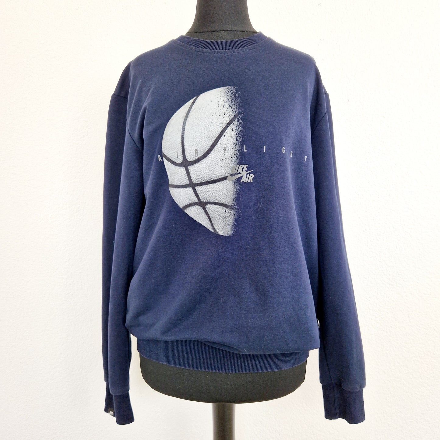 Einzigartiger und nachhaltiger Vintage Sweater von Nike in dunkelblau. Unique and sustainable vintage sweater from nike in dark blue. Front.
