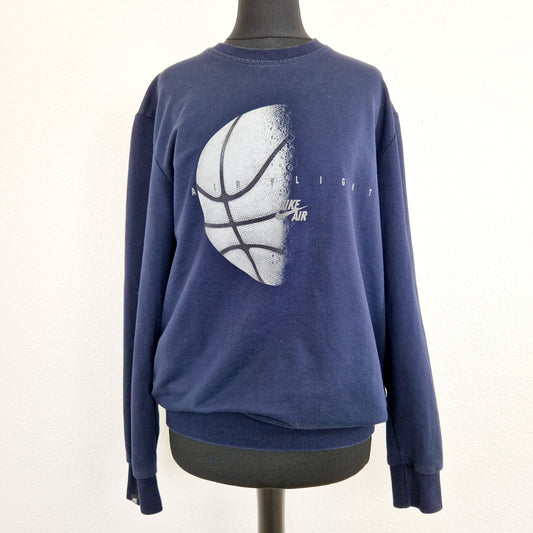 Einzigartiger und nachhaltiger Vintage Sweater von Nike in dunkelblau. Unique and sustainable vintage sweater from nike in dark blue. Front.