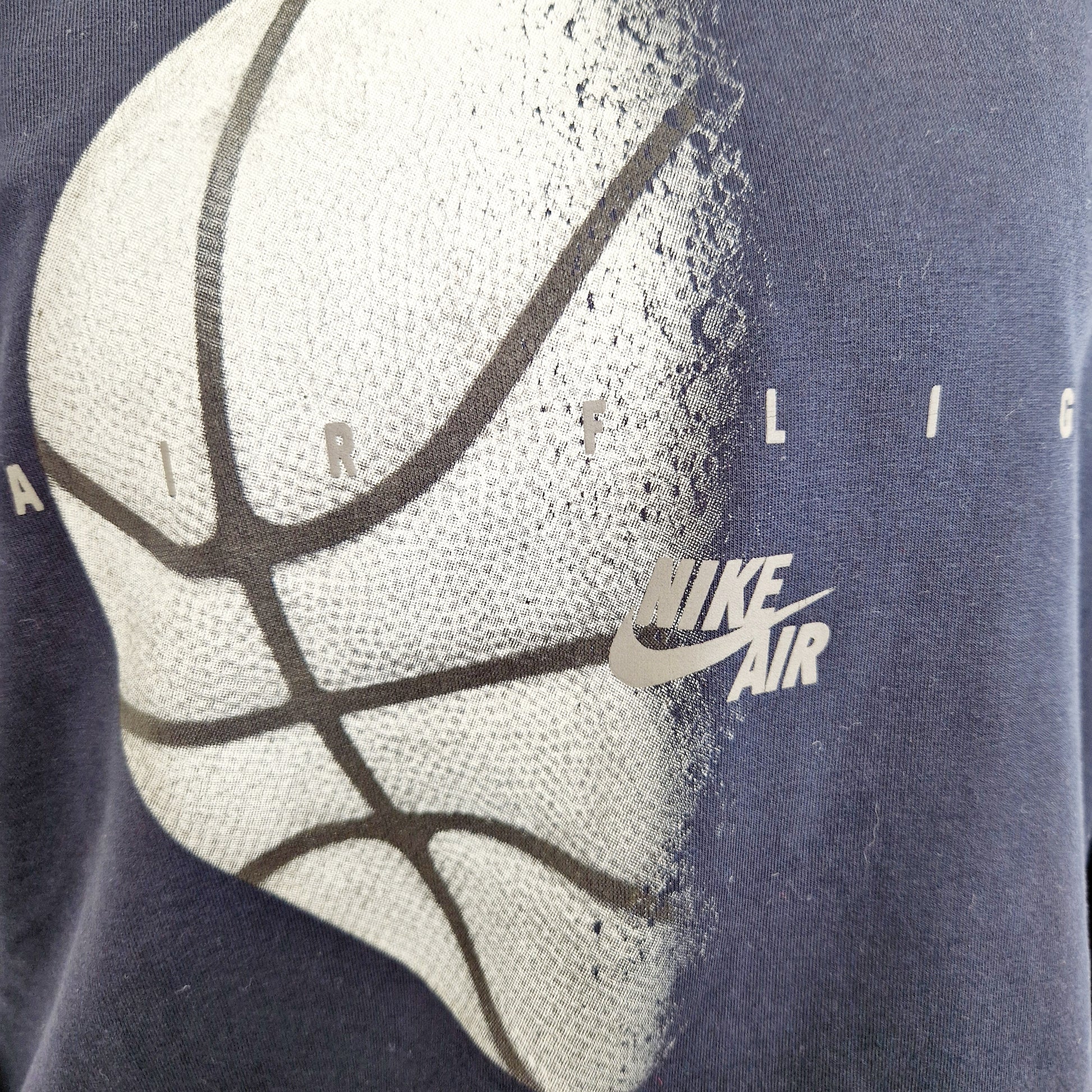 Einzigartiger und nachhaltiger Vintage Sweater von Nike in dunkelblau. Unique and sustainable vintage sweater from nike in dark blue. Close-up.