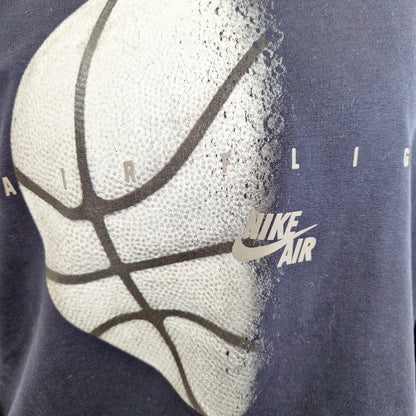 Einzigartiger und nachhaltiger Vintage Sweater von Nike in dunkelblau. Unique and sustainable vintage sweater from nike in dark blue. Close-up.