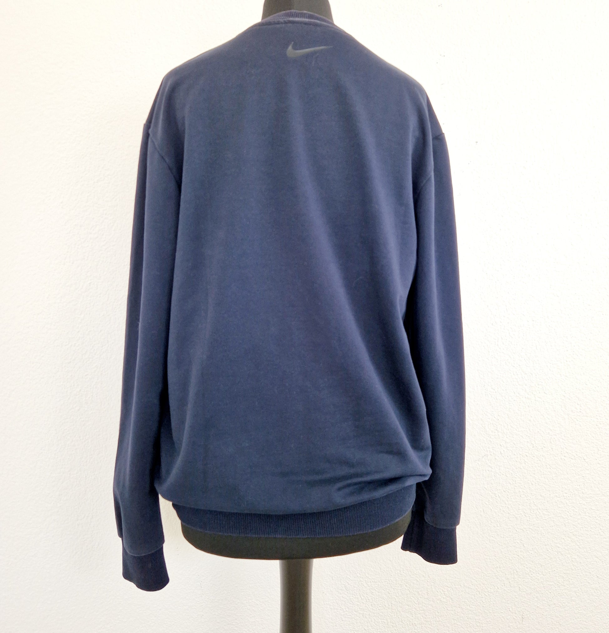 Einzigartiger und nachhaltiger Vintage Sweater von Nike in dunkelblau. Unique and sustainable vintage sweater from nike in dark blue. Back.