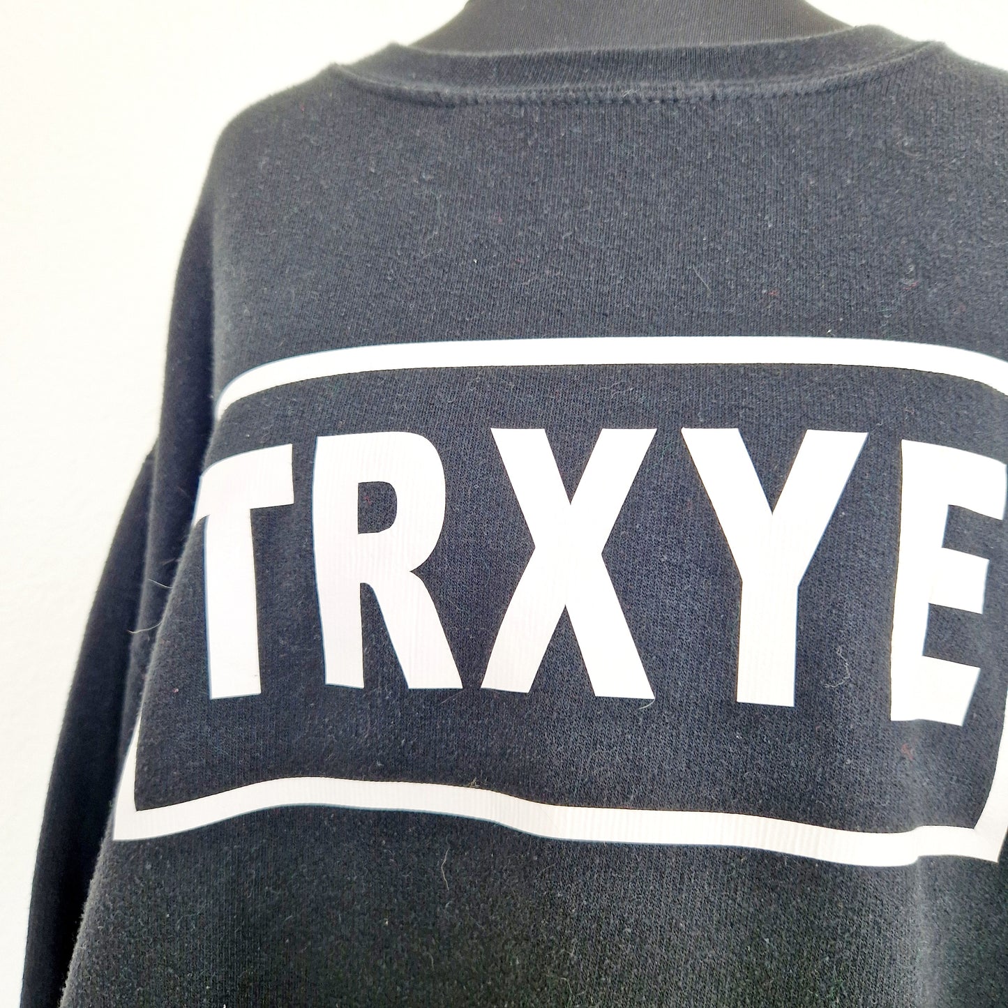 Einzigartiger und nachhaltiger Vintage Sweater TRXYE. Unique and sustainable vintage sweater TRXYE. Close-up.