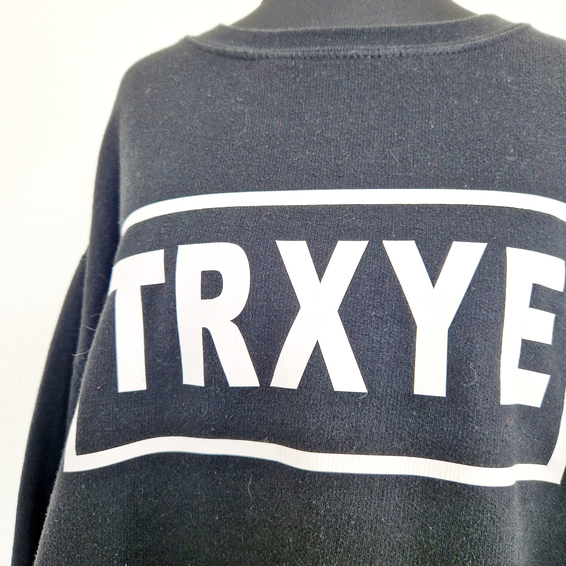 Einzigartiger und nachhaltiger Vintage Sweater TRXYE. Unique and sustainable vintage sweater TRXYE. Close-up.