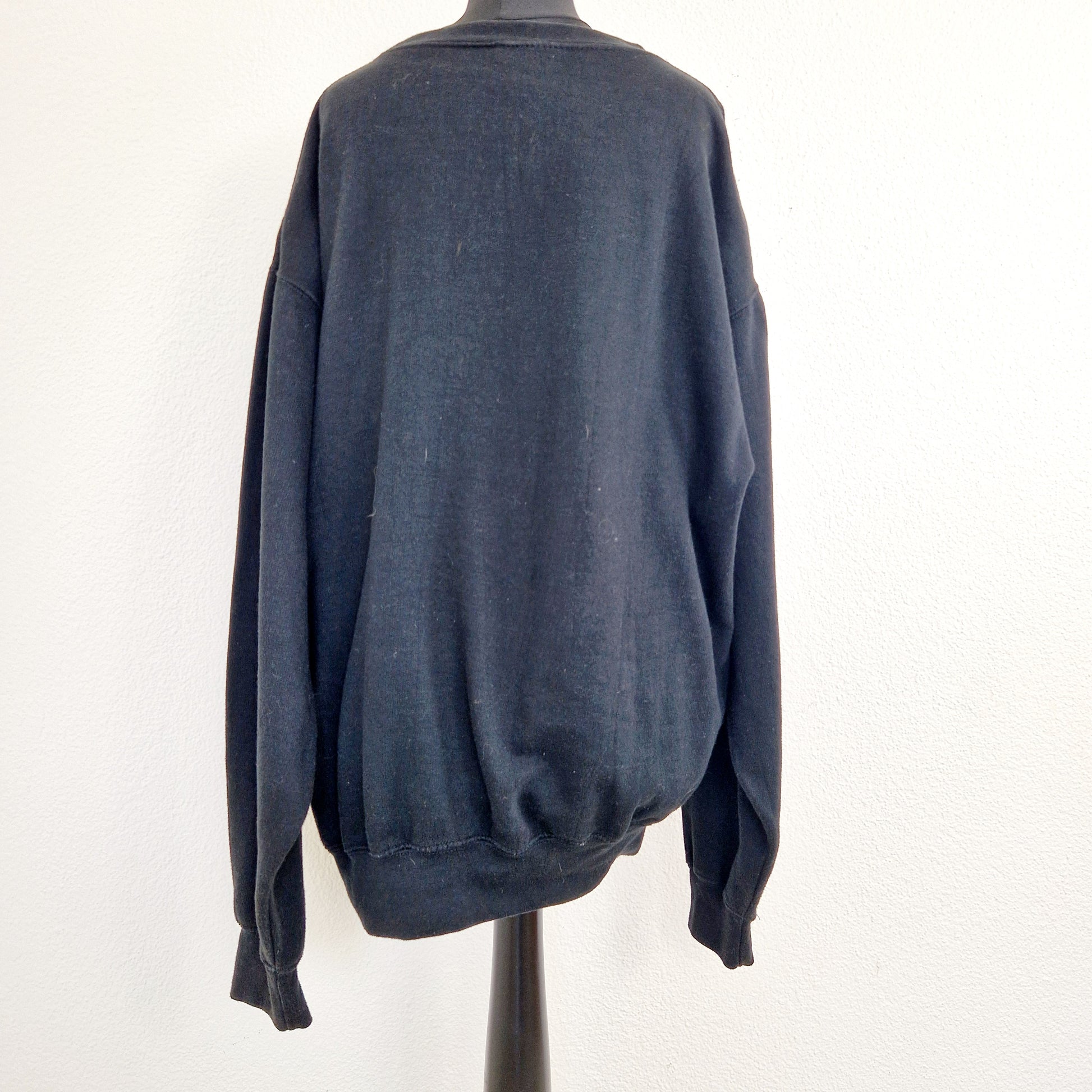 Einzigartiger und nachhaltiger Vintage Sweater TRXYE. Unique and sustainable vintage sweater TRXYE. Back.