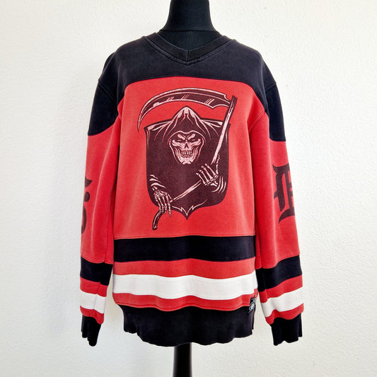 Einzigartiger und nachhaltiger Vintage Sweater mit Sensemann. Unique and sustainable vintage sweater with grim reaper. Front.