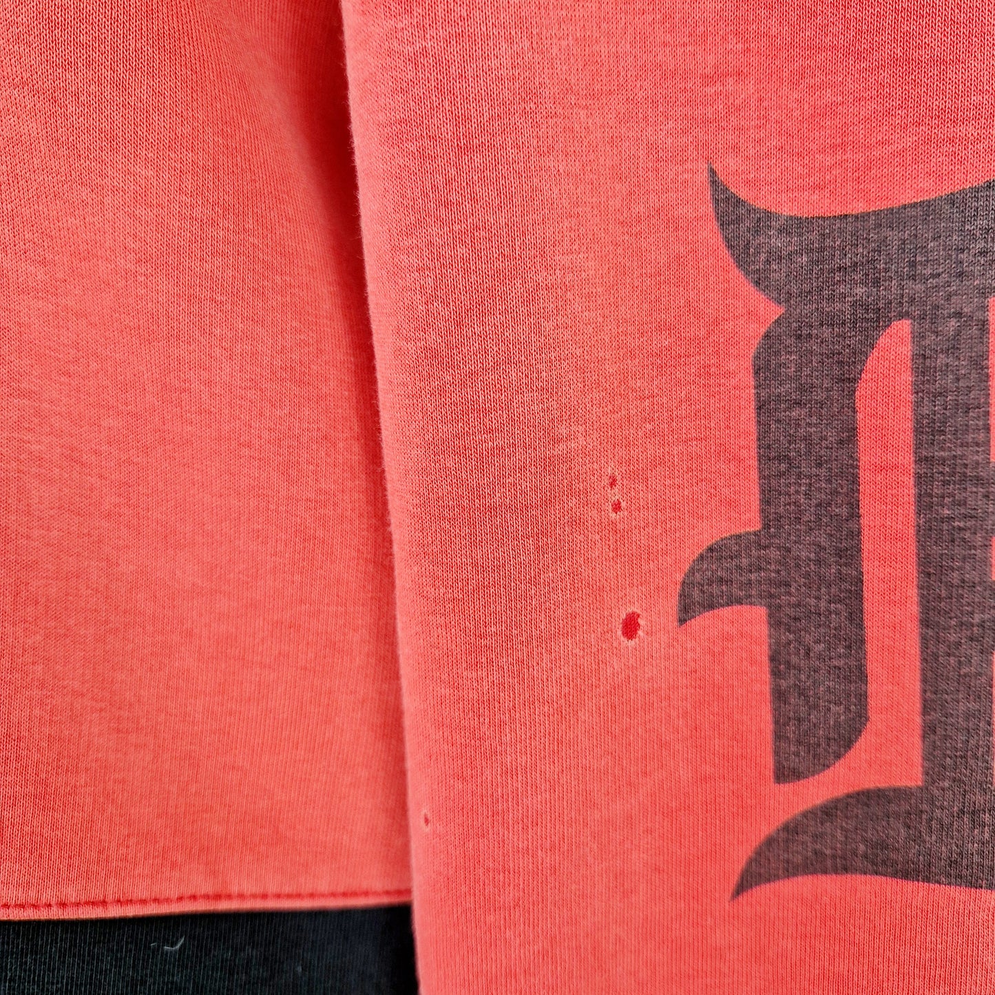Einzigartiger und nachhaltiger Vintage Sweater mit Sensemann. Unique and sustainable vintage sweater with grim reaper. Damage.