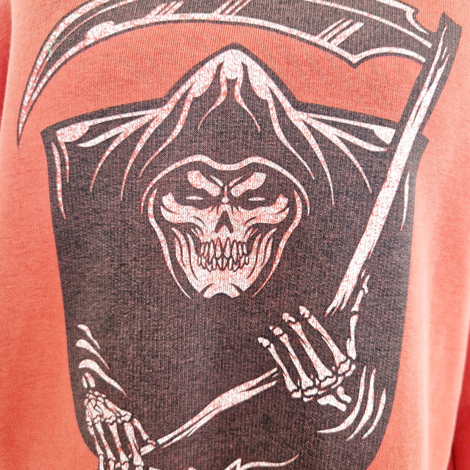 Einzigartiger und nachhaltiger Vintage Sweater mit Sensemann. Unique and sustainable vintage sweater with grim reaper. Close-up.
