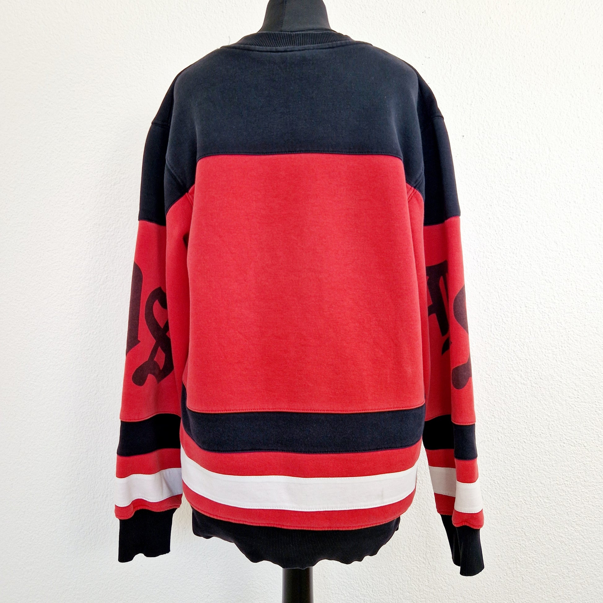 Einzigartiger und nachhaltiger Vintage Sweater mit Sensemann. Unique and sustainable vintage sweater with grim reaper. Back.