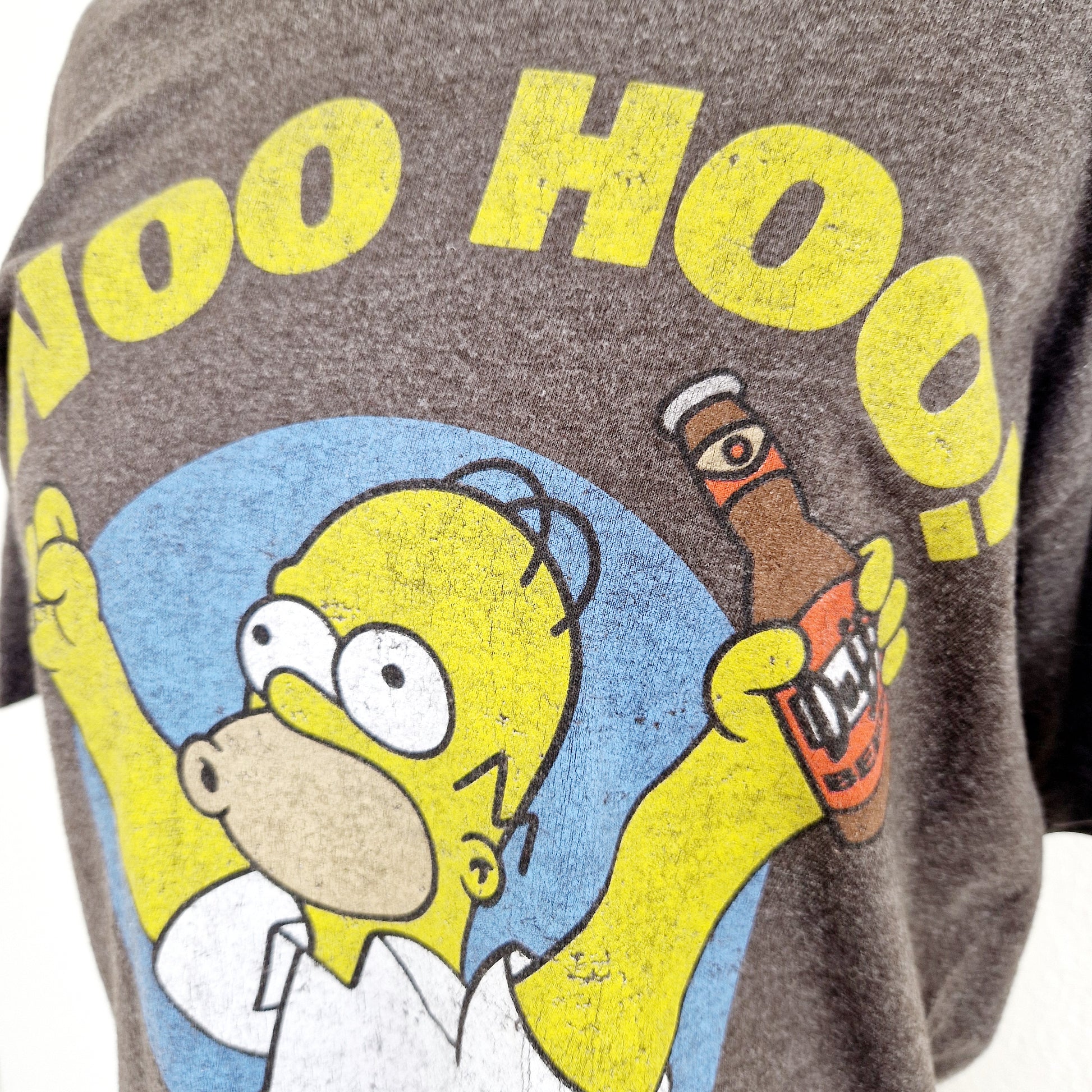 Einzigartiges und nachhaltiges Vintage T-Shirt mit Homer Simpson. Unique and sustainable vintage t-shirt homer simpson. Close-up.
