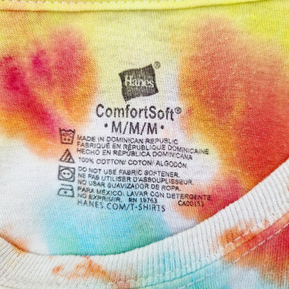 Einzigartiges und nachhaltiges Vintage T-Shirt in Tie Dye. Unique and sustainable vintage t-shirt in tie dye. Tag.
