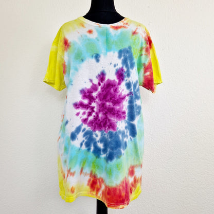 Einzigartiges und nachhaltiges Vintage T-Shirt in Tie Dye. Unique and sustainable vintage t-shirt in tie dye. Front.