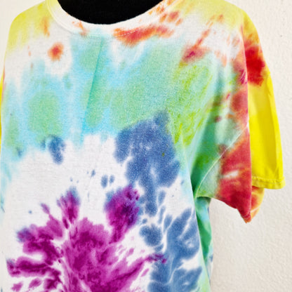 Einzigartiges und nachhaltiges Vintage T-Shirt in Tie Dye. Unique and sustainable vintage t-shirt in tie dye. Close-up.