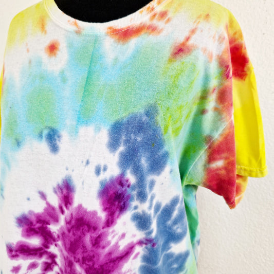 Einzigartiges und nachhaltiges Vintage T-Shirt in Tie Dye. Unique and sustainable vintage t-shirt in tie dye. Close-up.