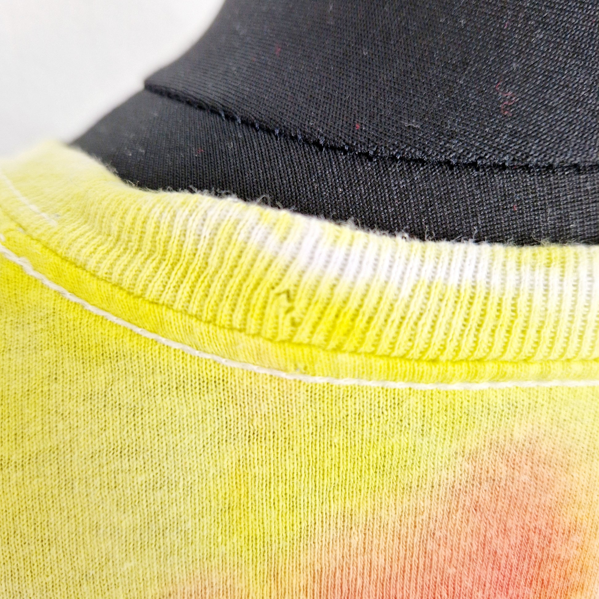 Einzigartiges und nachhaltiges Vintage T-Shirt in Tie Dye. Unique and sustainable vintage t-shirt in tie dye. Damage.