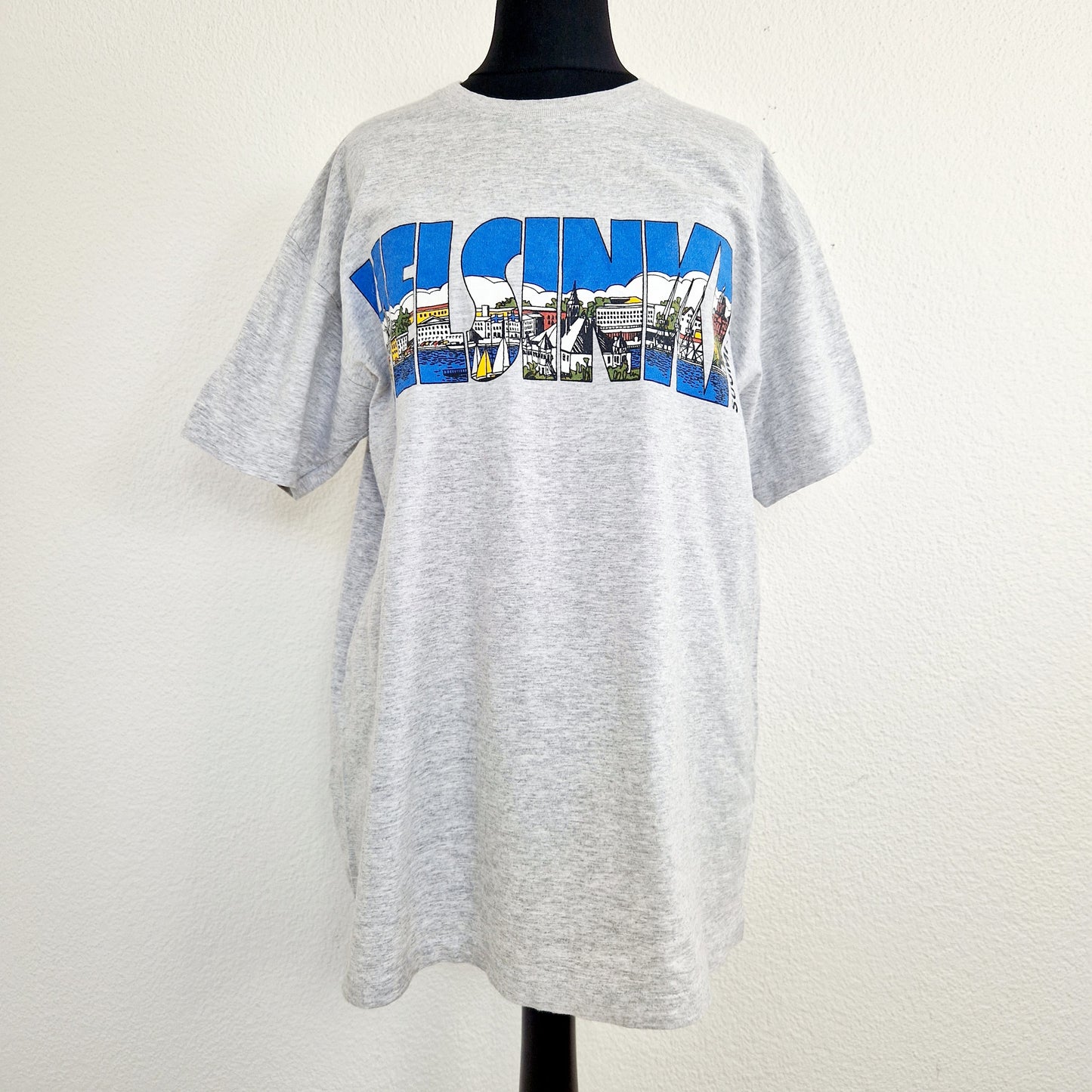 Einzigartiges und nachhaltiges Vintage T-Shirt Helsinki. Unique and sustainable vintage t-shirt Helsinki. Front.