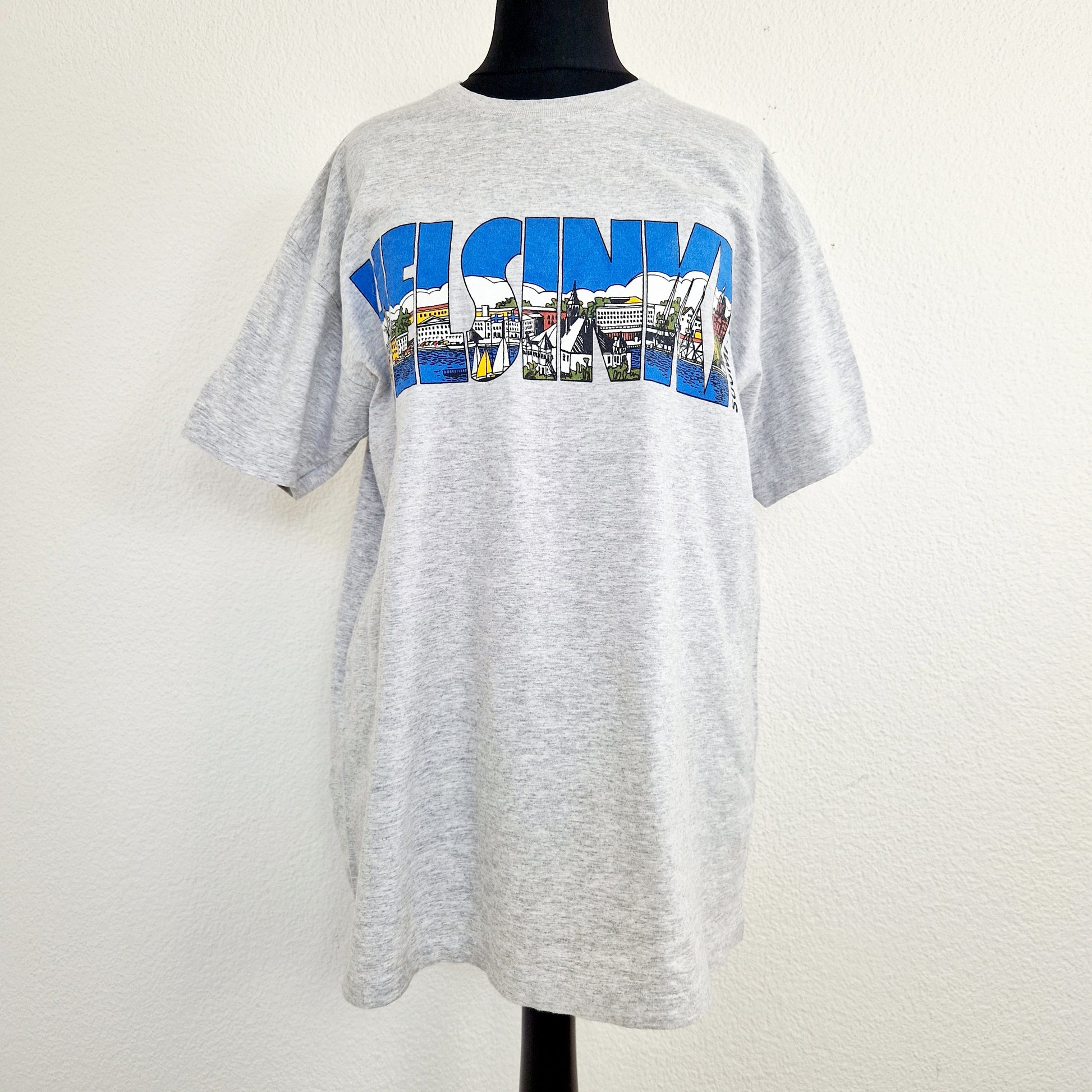 Einzigartiges und nachhaltiges Vintage T-Shirt Helsinki. Unique and sustainable vintage t-shirt Helsinki. Front.