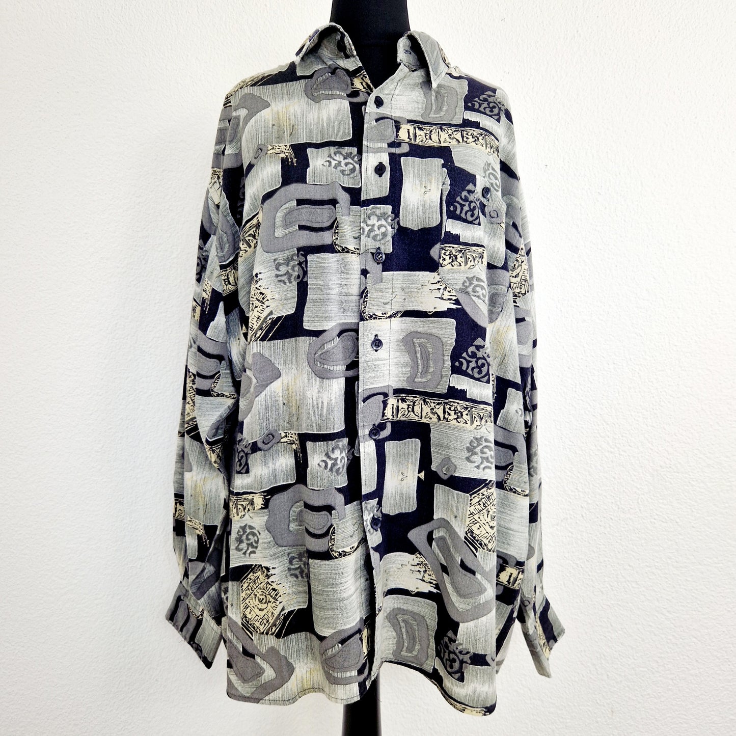 Einzigartiges und nachhaltiges Vintage Hemd in schwarz-grau-creme. Unique and sustainable vintage button-down in black-grey-creme. Front.