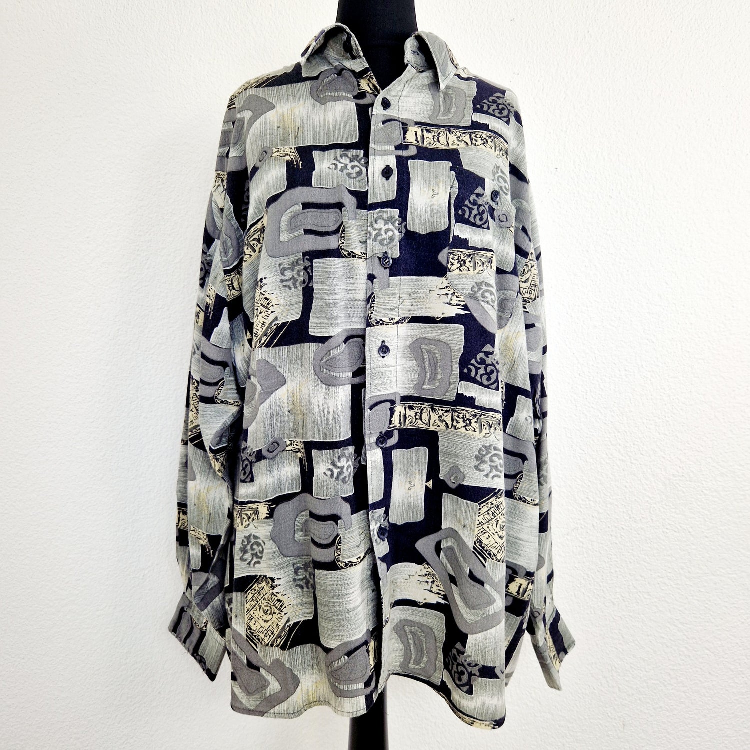 Einzigartiges und nachhaltiges Vintage Hemd in schwarz-grau-creme. Unique and sustainable vintage button-down in black-grey-creme. Front.