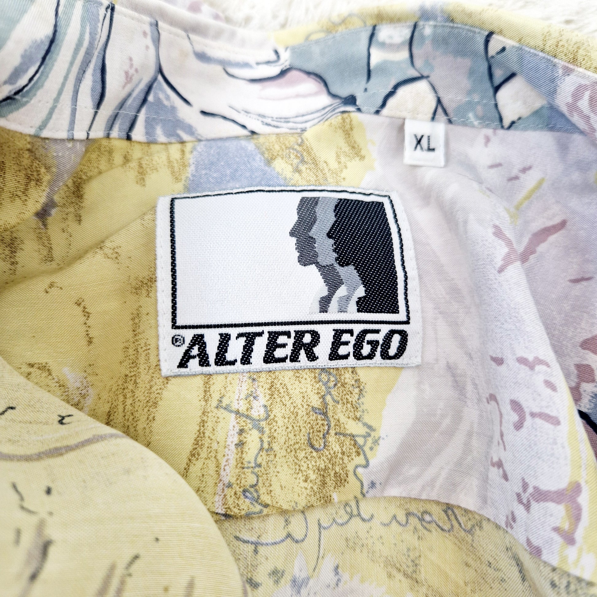 Einzigartiges und nachhaltiges Vintage Hemd in gelb-rosa-hellblau. Unique and sustainable vintage button-down in yellow-pink-light blue. Tag.