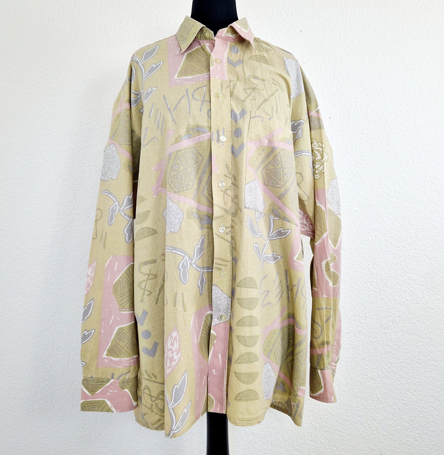 Einzigartiges und nachhaltiges Vintage Hemd in beige mit Blumen. Unique and sustainable vintage button-down in beige with flowers. Front.