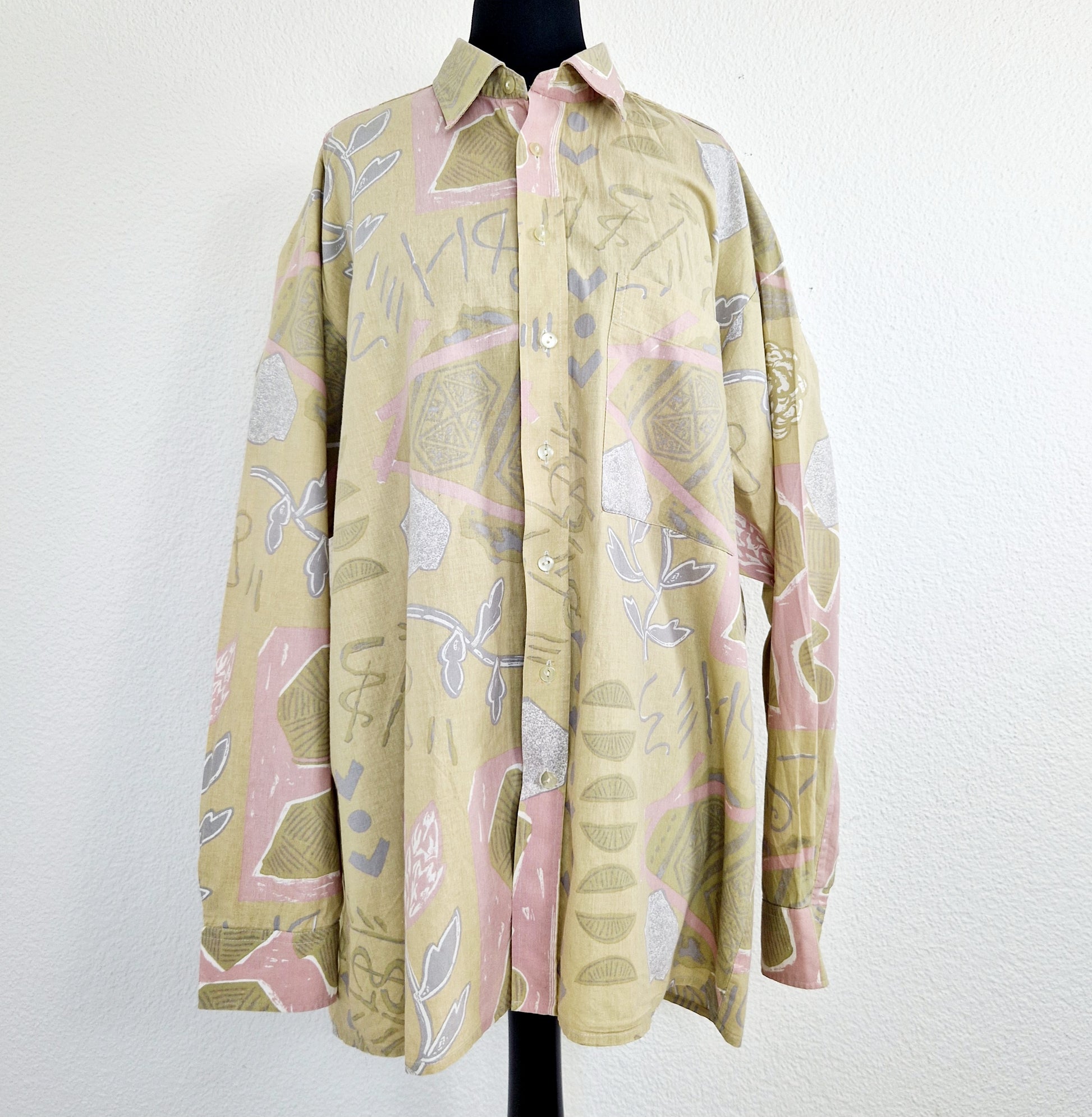 Einzigartiges und nachhaltiges Vintage Hemd in beige mit Blumen. Unique and sustainable vintage button-down in beige with flowers. Front.
