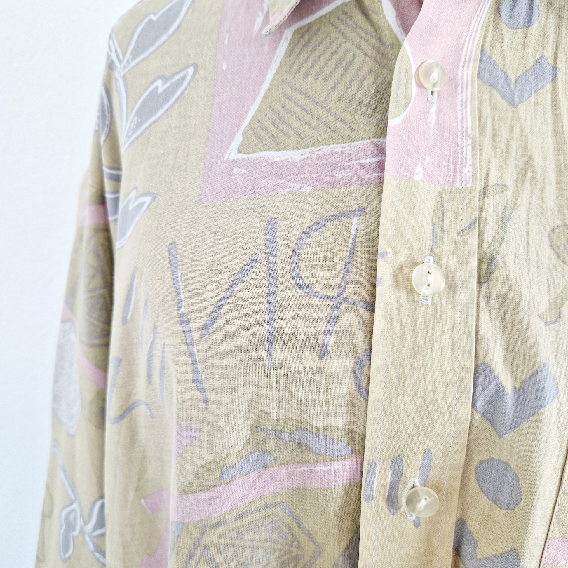 Einzigartiges und nachhaltiges Vintage Hemd in beige mit Blumen. Unique and sustainable vintage button-down in beige with flowers. Close-up.