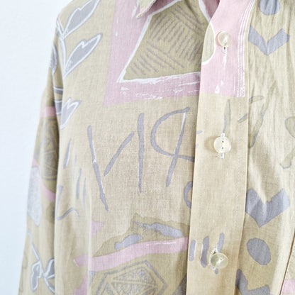 Einzigartiges und nachhaltiges Vintage Hemd in beige mit Blumen. Unique and sustainable vintage button-down in beige with flowers. Close-up.