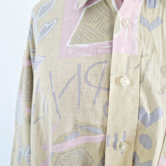 Einzigartiges und nachhaltiges Vintage Hemd in beige mit Blumen. Unique and sustainable vintage button-down in beige with flowers. Close-up.