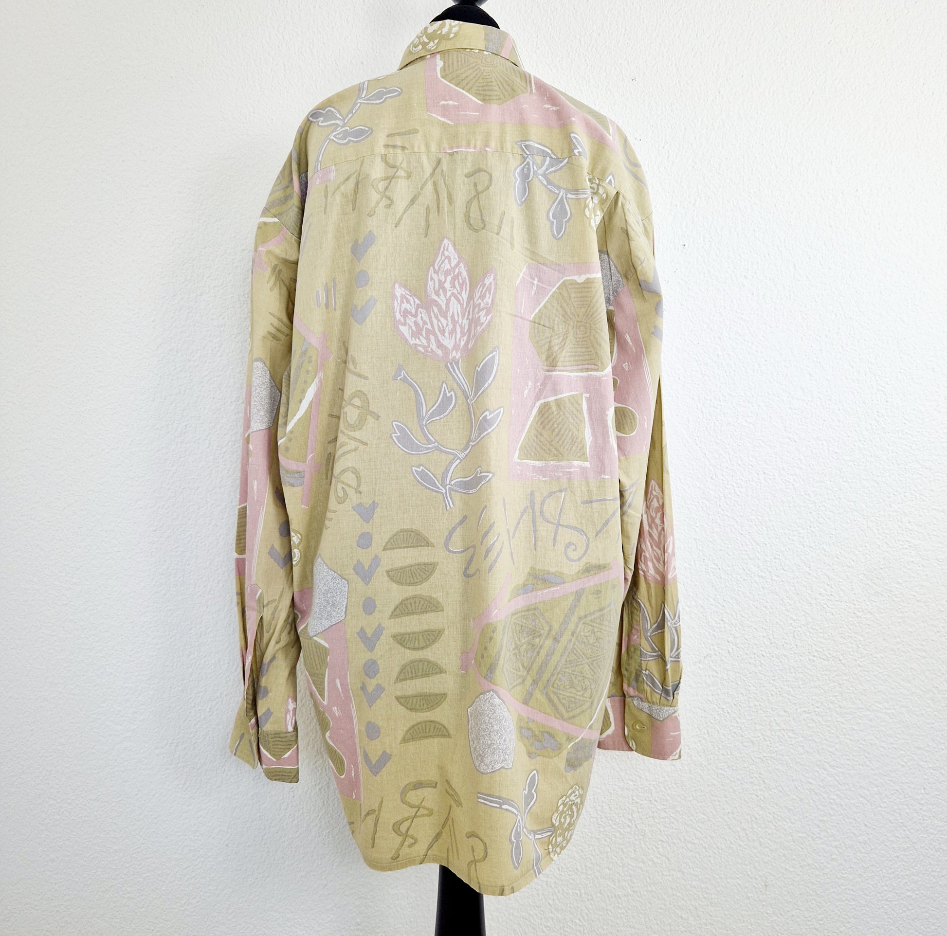 Einzigartiges und nachhaltiges Vintage Hemd in beige mit Blumen. Unique and sustainable vintage button-down in beige with flowers. Back.