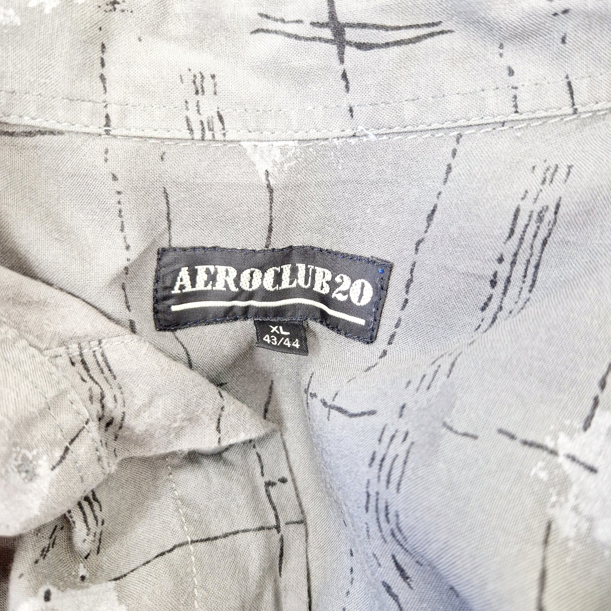 Einzigartiges und nachhaltiges Vintage Hemd in dunkelgrau. Unique and sustainable vintage button-down in dark grey. Tag.