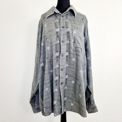 Einzigartiges und nachhaltiges Vintage Hemd in dunkelgrau. Unique and sustainable vintage button-down in dark grey. Front.