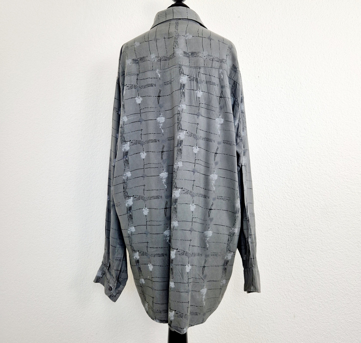 Einzigartiges und nachhaltiges Vintage Hemd in dunkelgrau. Unique and sustainable vintage button-down in dark grey. Back.