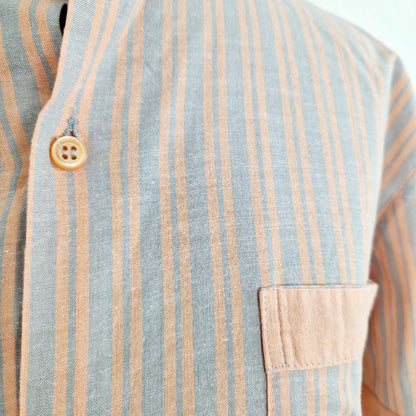 Einzigartiges und nachhaltiges Vintage Hemd, Kurzarm, gestreift. Unique and sustainable vintage shortsleeved shirt, striped. Close-up.