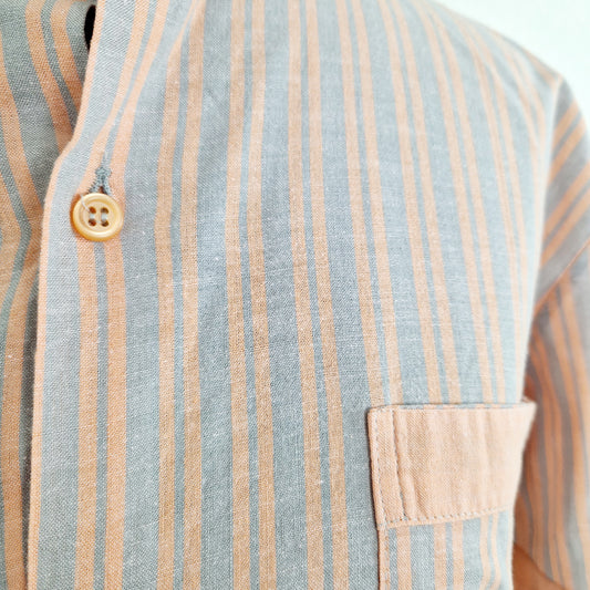 Einzigartiges und nachhaltiges Vintage Hemd, Kurzarm, gestreift. Unique and sustainable vintage shortsleeved shirt, striped. Close-up.
