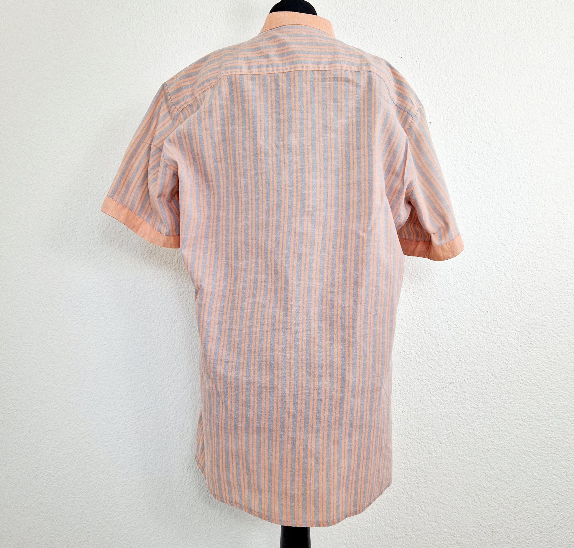 Einzigartiges und nachhaltiges Vintage Hemd, Kurzarm, gestreift. Unique and sustainable vintage shortsleeved shirt, striped. Back.